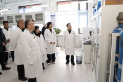 柴立元走进学生宿舍、盥洗室、洗衣房等